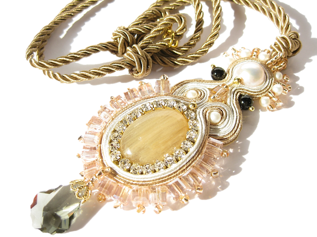Laccio Regina con Quarzo, cristalli, strass, perle e onice.
